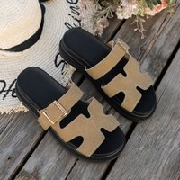 شباشب نسائية كبيرة الحجم بلون واحد مع نعل سميك ومشبك