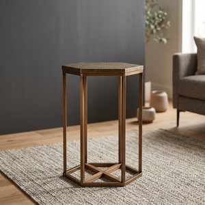 Table d'appoint hexagonale moderne en laiton avec base géométrique, mobilier de salon contemporain, design décoratif avec structure en métal - Product Image 1