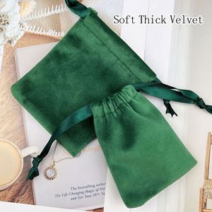 Pochette à bijoux en velours épais vert foncé avec cordon de serrage, sac cadeau de luxe en velours doux pour emballage de colliers et bracelets, logo et taille personnalisés - Product Image 4