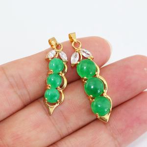 YL0058 liontin Pod Jade Pea hijau elegan dengan aksen kuningan lapis emas 18K perhiasan keberuntungan unik untuk pakaian sehari-hari uniseks - Product Image 2