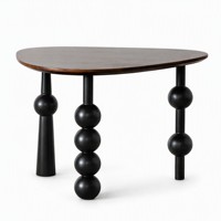 Table basse moderne de forme organique avec trois pieds sphériques noirs pour canapé et salon