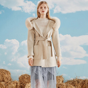 Pelliccia di Cashmere realizzata in vera lana con collo in pelliccia di volpe - Product Image 5