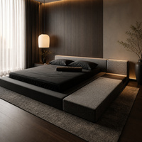 Ensemble de lit plateforme de luxe moderne, minimaliste, à profil bas, avec cadre rembourré taille King et banc latéral intégré, mobilier de chambre