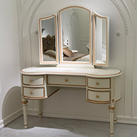 Commode de maquillage et coiffeuse blanche ornée à 5 tiroirs avec miroir triple, style classique français et finition dorée
