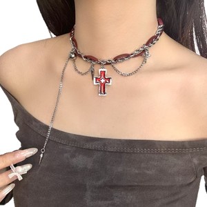 Collar gótico de cuero con cruz y tachuelas negras, accesorio de moda unisex para fiestas. - Product Image 5