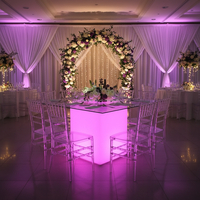 Table de mariage en plastique LED avec base et chaises transparentes en cristal, design moderne, utilisation en extérieur, 16 couleurs