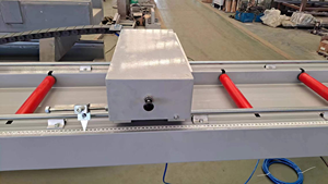 Machine à scier à angle variable à tête unique pour la fabrication de fenêtres et de portes en aluminium - Product Image 2