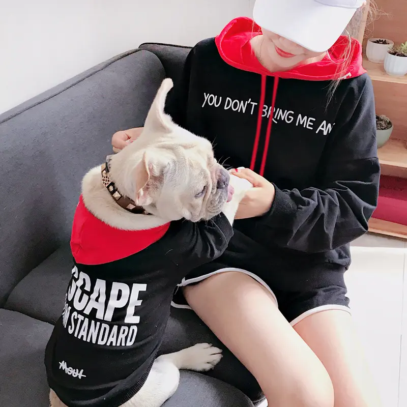 Yeni moda eşleşen köpek ve insan Hoodies kırmızı siyah tasarımcı köpek giysileri pamuk bahar Pet ceket ceket şapka ile