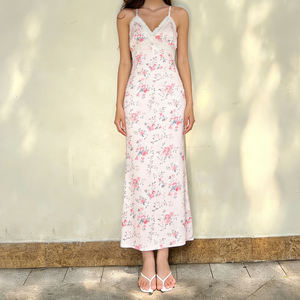 Robe longue française Sweet Pure Desire à col en V, coupe ajustée, bretelles spaghetti, style vacances romantiques, avec empiècements en dentelle - Product Image 5