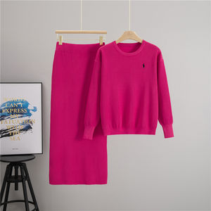 طقم نسائي محبوك لخريف بتصميم جديد من قطعتين، بلوزة بألوان متباينة وياقة دائرية مع تنورة بفتحة جانبية لإطلالة أنيقة - Product Image 6