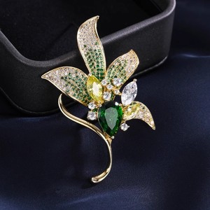 Broche Elegante Flor de Lírio com Cristais e Strass, Alfinete de Lapela Floral com Folhas, Joia para Vestido, Casamento, Corsage, Banquete e Baile de Formatura - Product Image 6