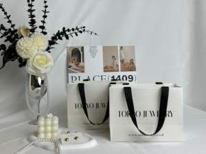 Sacs de shopping en papier kraft personnalisés de haute qualité USM avec logo personnalisé, vente saisonnière, service après-vente pour l'emballage de bijoux et de montres - Product Image 3