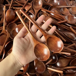 Cuchara de madera Nanmu para niños, vajilla de madera portátil con mango corto para niños, utensilios de alimentación para bebés - Product Image 1