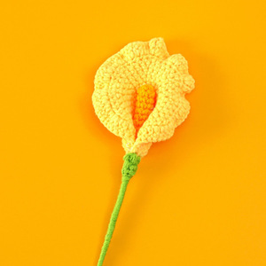 Bouquet de lys calla tricoté à la main, fleurs en crochet douces pour la décoration intérieure, le bureau ou comme cadeau - Product Image 6