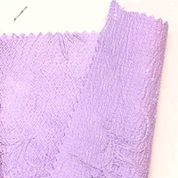 Tissu jacquard élégant en lavande claire avec motif floral froissé, bon tombé pour vêtements féminins