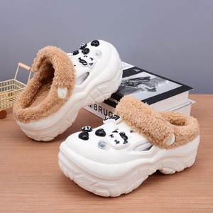 Sabots d'hiver pour femmes doublés de peluche en EVA avec breloques décoratives, pantoufles à bout ouvert, semelle épaisse et confortable pour l'extérieur - Product Image 3