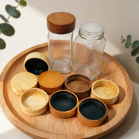 Couvercle et capuchon de bouteille à épices en bambou, finition lisse et laquée, pour utilisation dans la cuisine, le garde-manger ou sur un support à épices.