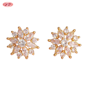 Pendientes de tuerca de latón chapado en oro de 18K con circonitas florales talladas en forma de corazón y pétalo, joyería para mujer para fiestas y citas, venta al por mayor - Product Image 5