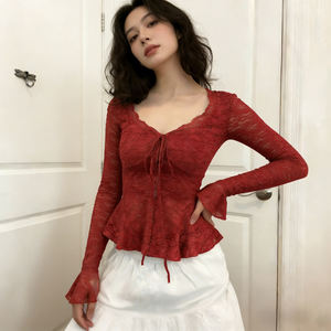 T-shirt en dentelle rouge pour femme, style Pure Desire, à taille cintrée, avec ourlet à volants et manches longues évasées, idéal comme couche de base - Product Image 4