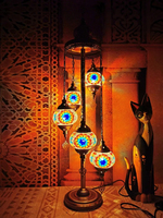 Lampe sur pied artisanale en verre mosaïque coloré, base en métal sculpté antique, décoration bohème pour hall d'hôtel