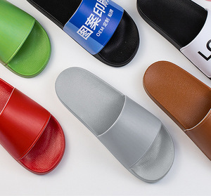 Claquettes de plage d'été en PVC minimalistes, personnalisées, imprimées, à bout rond, imperméables, pour intérieur et extérieur - Product Image 1