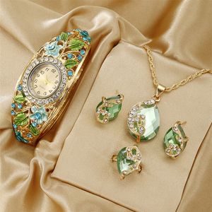 Set di Gioielli Vintage Floreali: Orologio da Polso al Quarzo Placcato Oro con Fiori, Collana, Anello e Orecchini con Strass e Cristalli - Product Image 1