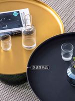 Table basse en verre vert avec plateau en métal