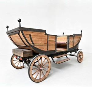 Carruaje Eléctrico Blanco sin Caballos con Toldo Rojo y Decoración Dorada para Atracción Turística Urbana - Product Image 2