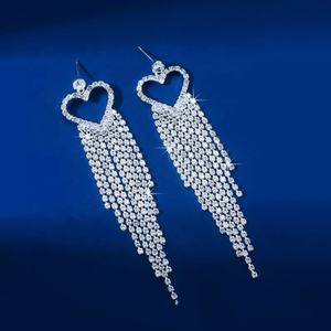 Pendientes Largos de Moda Europea y Americana con Diseño de Mariposa, Borla de Melocotón Exagerada, Cadena de Garra con Diamantes de Imitación - Product Image 4