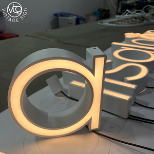 Insegna Retroilluminata Personalizzata in Acciaio Inox Dorato, Lettere 3D LED con Monogramma Floreale per Salone di Bellezza - Product Image 5