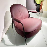 Chaise longue en tissu incurvée moderne à prix réduit avec accoudoirs en métal, design minimaliste pour salon