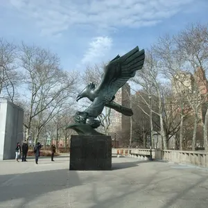 户外学校装饰鹰雕像大尺寸铜鹰雕塑与铜绿