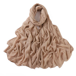شالات وحجابات نسائية فاخرة من الكريب والحرير الصناعي والفسكوز، بتصميم مجعّد ولون سادة، أوشحة بوليستر مسامية - لموسم الربيع - Product Image 6