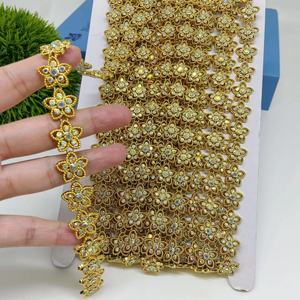 Chaîne de strass en plastique léger à cinq étoiles, plaquée or, pour costumes de scène, robes, sacs, chaussures – Durable - Product Image 1