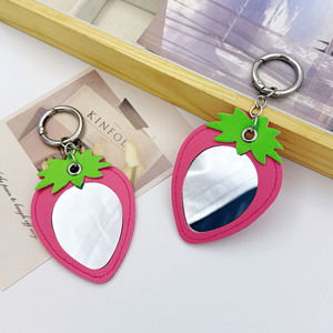 ポータブルピンクのイチゴのデザインキーチェーン卸売ピュアカラーレザーメイクミラーキーリング<span class=keywords><strong>Pvc</strong></span>かわいい漫画ペンダント - Product Image 5