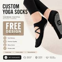 Chaussettes de yoga respirantes à sangles croisées découpées, couleurs personnalisées, antidérapantes, avec grip, pour femmes, idéales pour le Pilates et le fitness à domicile (ODM)