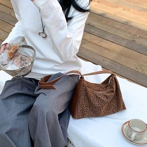 Bolso de Hombro Extra Grande Personalizable de Nueva Tendencia para Mujer, Bolsos Tote de Gamuza, Fabricante de Bolsos Tote - Product Image 2