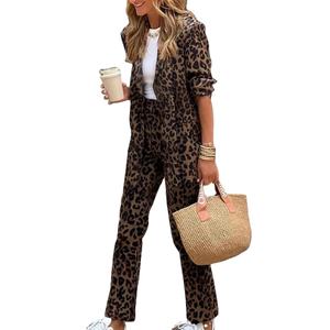 Completo casual da donna a due pezzi con top a maniche lunghe con stampa leopardata e pantaloni a vita alta - Product Image 1