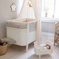 Lit bébé en bois de style européen Sebra danois, extensible, importé, avec barrière, rideau de lit et drap