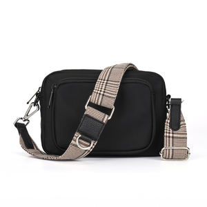 Sac banane Coowone personnalisé en nylon noir pour femme, avec pochette séparée pour friandises et distributeur de sacs à déjections canines, à porter en bandoulière - Product Image 1