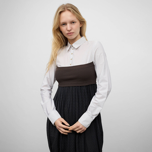 Robe mini élégante style Cop Copine gris et blanc avec haut boutonné, jupe plissée et détail taille en coton côtelé pour femme, décontractée - Product Image 2