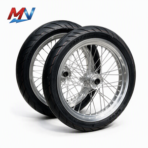 Kit Completo Ruote CNC Supermoto da 17 Pollici Surron Ultra Bee in Alluminio Argento con Pneumatici CST Anteriore e Posteriore per Moto Elettrica da Cross - Product Image 1