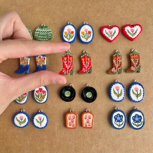 Charmes en émail personnalisés, art de jardin peint à la main, miniature durable, design de fleurs en forme de cœur - Product Image 3