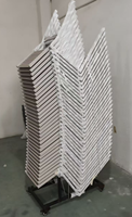 Ensemble de salle à manger d'extérieur en gros : Table rectangulaire empilable à cadre en acier et dalles en HDPE avec 4 chaises à accoudoirs