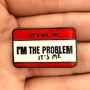Ingrosso Spille Musicali in Metallo, Collezione di Spille Smaltate 'I'm the Problem', Spilla Smaltata con <span class=keywords><strong>Testi</strong></span> di Canzoni dall'Album Rosso, Distintivo da Bavero Ispirato alla Musica - Product Image 4