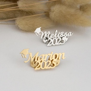 Broche Conmemorativo de Graduación para Estudiantes, de Acero Inoxidable, con Nombre en Inglés, Diseño de Birrete Doctoral, Simple y Sofisticado - Product Image 3