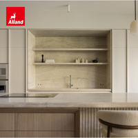 Armoires de cuisine Alland minimalistes à profil plat avec poignée intégrée, blanches ou crème, pour garde-manger, avec finition grain de bois massif