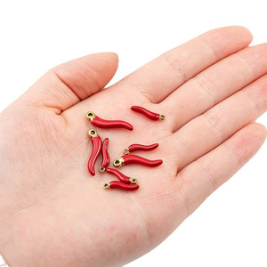 SP1042 Ciondolo Mini Corno Portafortuna <span class=keywords><strong>Cornicello</strong></span> Italiano in Acciaio Inossidabile Placcato <span class=keywords><strong>Oro</strong></span> e Smalto Rosso Peperoncino Anallergico - Product Image 4