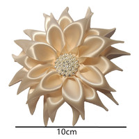 Magnifique broche en tissu de fleur de chrysanthème avec perles pour femme, idéale comme cadeau de mariage ou de fête, bijou pour robe ou costume