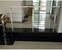 Rampe en acier inoxydable au design moderne avec verre trempé pour escaliers et balcons de villa